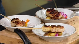 Rouladen-Spieß mit gebratenen Drillingen und Kräuterbutter
