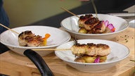 Rouladen-Spieß mit gebratenen Drillingen und Kräuterbutter