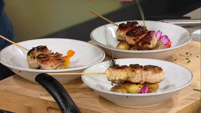 Rouladen-Spieß mit gebratenen Drillingen und Kräuterbutter
