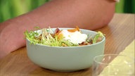 Salade Lyonnaise mit Comté-Käse-Chips