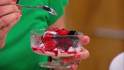 Schmandcreme mit marinierten Beeren