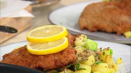 Schnitzel mit Bratkartoffeln und gebratenem Rosenkohl