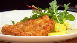 Paniertes Schnitzel mit warmem Kartoffel-Gurken-Salat