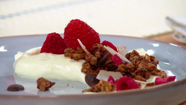 Schoko-Erdbeer-Granola auf Joghurtcreme