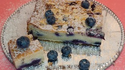 Auf dem Foto ist ein Blaubeer-Joghurt-Kuchen.