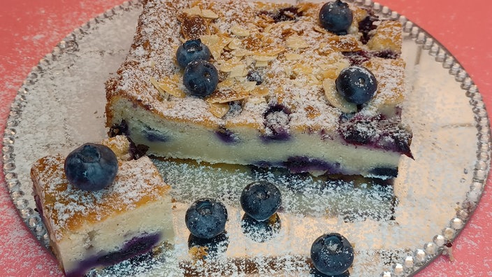 Auf dem Foto ist ein Blaubeer-Joghurt-Kuchen.