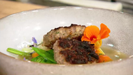 Sauerländer Sommergemüse und gegrillte Frikadelle 