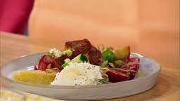 Sommersalat mit marinierten Kirschen, Burrata und Croutons