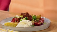 Sommersalat mit marinierten Kirschen, Burrata und Croutons