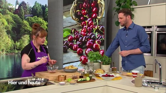 Sommersalat mit marinierten Kirschen, Burrata und Croutons
