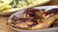 Gegrillter Spargel mit Parmesan und Zitronenhähnchen vom Grill