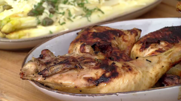 Gegrillter Spargel mit Parmesan und Zitronenhähnchen vom Grill