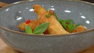 Spargel-Cordon-Bleu und fruchtige Crème fraîche