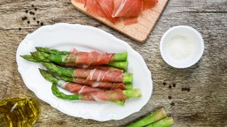Grüner Spargel im knusprigen Speckmantel 