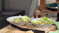 Spinat-Ricotta-Ravioli mit Salat und warmem Apfel-Speck-Dressing