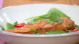 Salat aus Babyspinat und geflämmter Lachs
