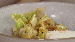 Spitzkohl mit Rinderhüftstreifen und Szechuan-Pfeffer