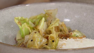 Spitzkohl mit Rinderhüftstreifen und Szechuan-Pfeffer