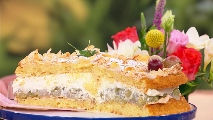 Auf dem Foto ist ein Stachelbeer-Baiser Kuchen zu sehen.