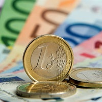 Euroscheine und Münzen