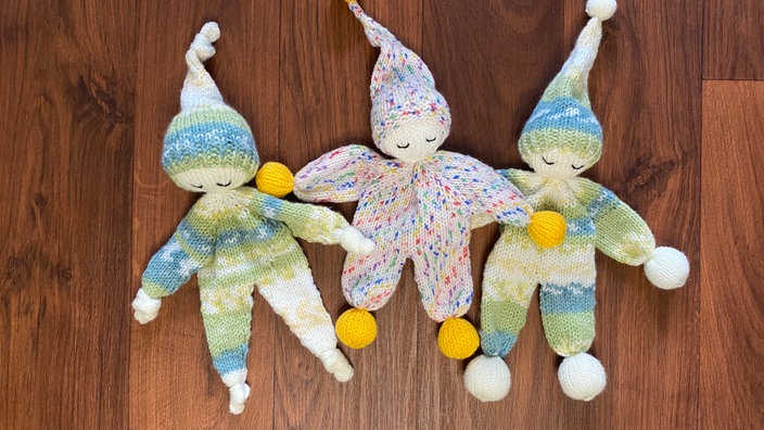 Drei kleine gestrickte Wichtel