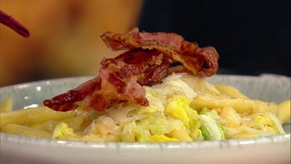 Strozzapreti mit roten Linsen, Wirsing und Pancetta