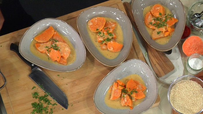 Süßkartoffeln in Kokossoße mit Orange und gerösteten Sesamkernen