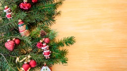 Tannenzweige mit Weihnachtsschmuck 