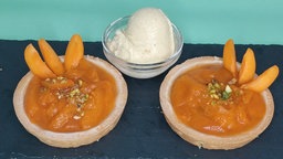 Tartelettes mit Aprikosen und Vanilleeis