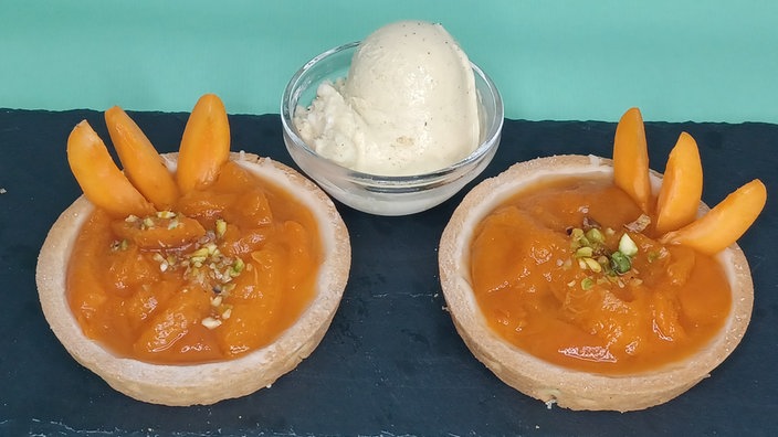 Tartelettes mit Aprikosen und Vanilleeis