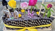 Tortenfoto mit Blumen und gelber Schleife