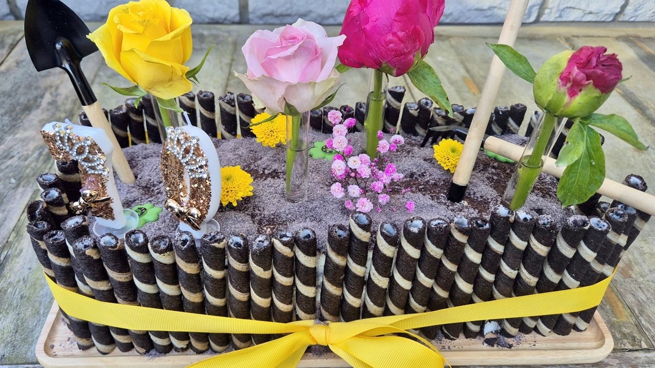 Tortenfoto mit Blumen und gelber Schleife