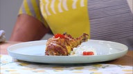 Türkischer Bulgursalat mit Hähnchenschenkeln und Gurken-Joghurt-Dip