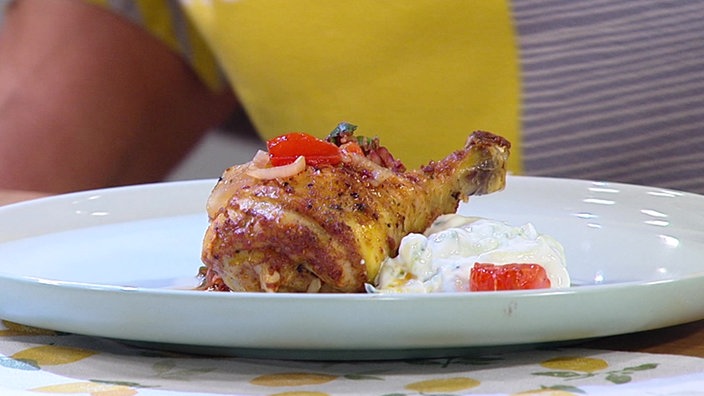 Türkischer Bulgursalat mit Hähnchenschenkeln und Gurken-Joghurt-Dip