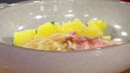 Überbackener Chicorée mit Schinken und Raclettekäse in Béchamelsoße