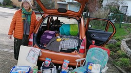 Ursula Schlüter vor ihrem gepackten Auto