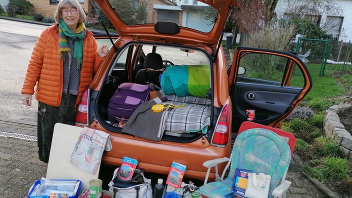 Ursula Schlüter vor ihrem gepackten Auto