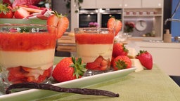 Selbstgemachter Vanillepudding mit Erdbeeren und Erdbeersoße