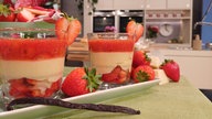 Selbstgemachter Vanillepudding mit Erdbeeren und Erdbeersoße