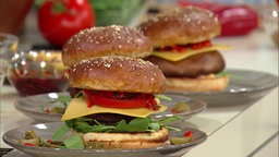 Auf dem Bild ist ein Vegetarischer Portobello-Burger mit Chili-Mayo und Rucola.