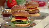 Auf dem Bild ist ein Vegetarischer Portobello-Burger mit Chili-Mayo und Rucola.