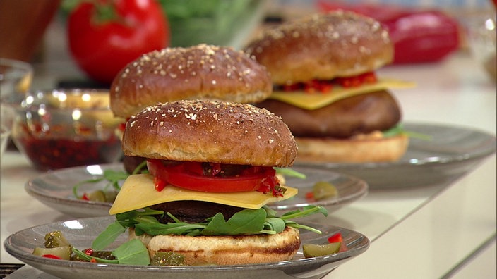 Auf dem Bild ist ein Vegetarischer Portobello-Burger mit Chili-Mayo und Rucola.