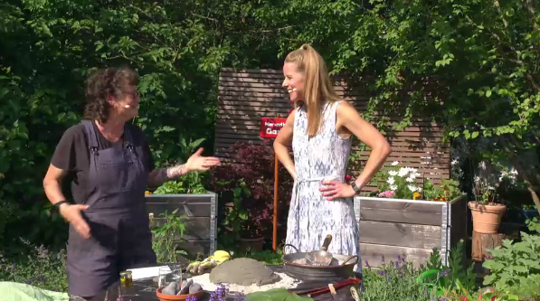Anja Klein und Miriam Lange bauen eine Vogel- und Insektentränke