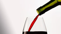 Symbolbild: Rotwein einschenken