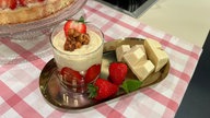 Weiße Mousse mit Erdbeeren 