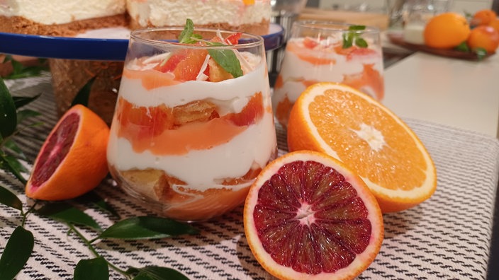 Weißes Schokoladen-Tiramisu mit Blutorangenragout