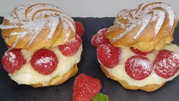 Windbeutel mit Himbeeren 