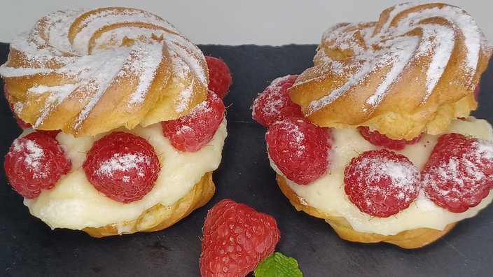 Windbeutel mit Himbeeren 