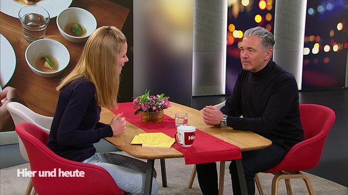Moderatorin Miriam Lange und Carsten Schabosky aus der WDR-Wirtschaftsredaktion