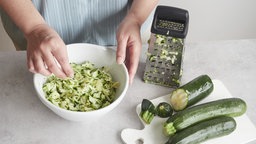 Zucchini raspeln